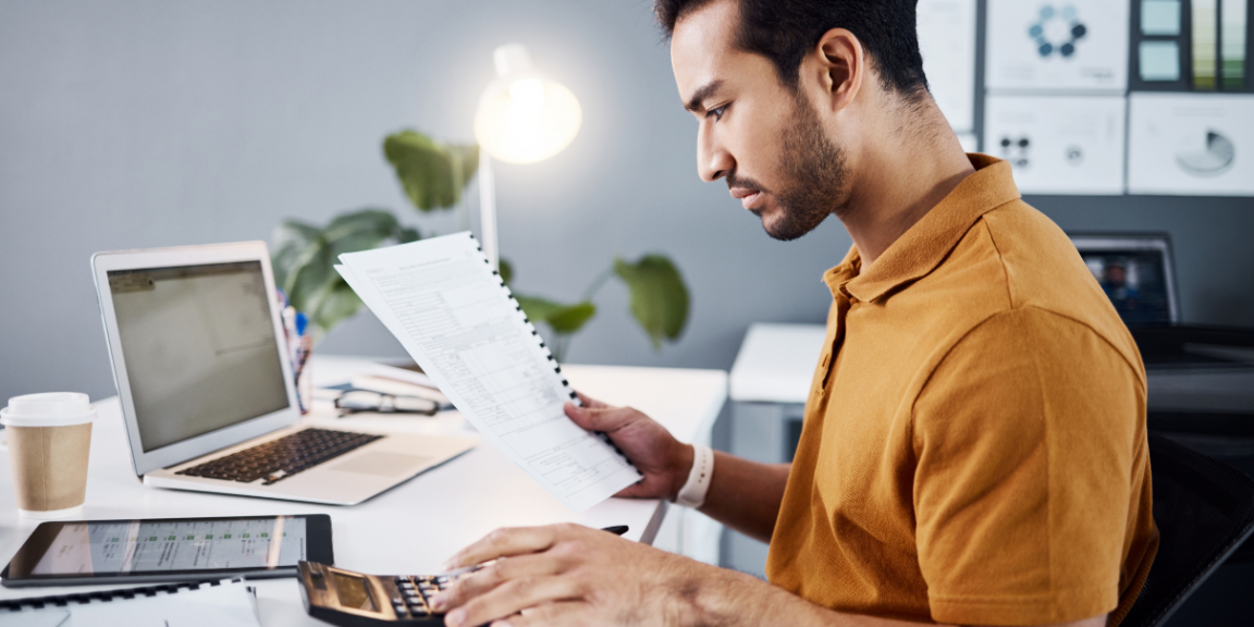 empresário analisando relatórios de capital de giro