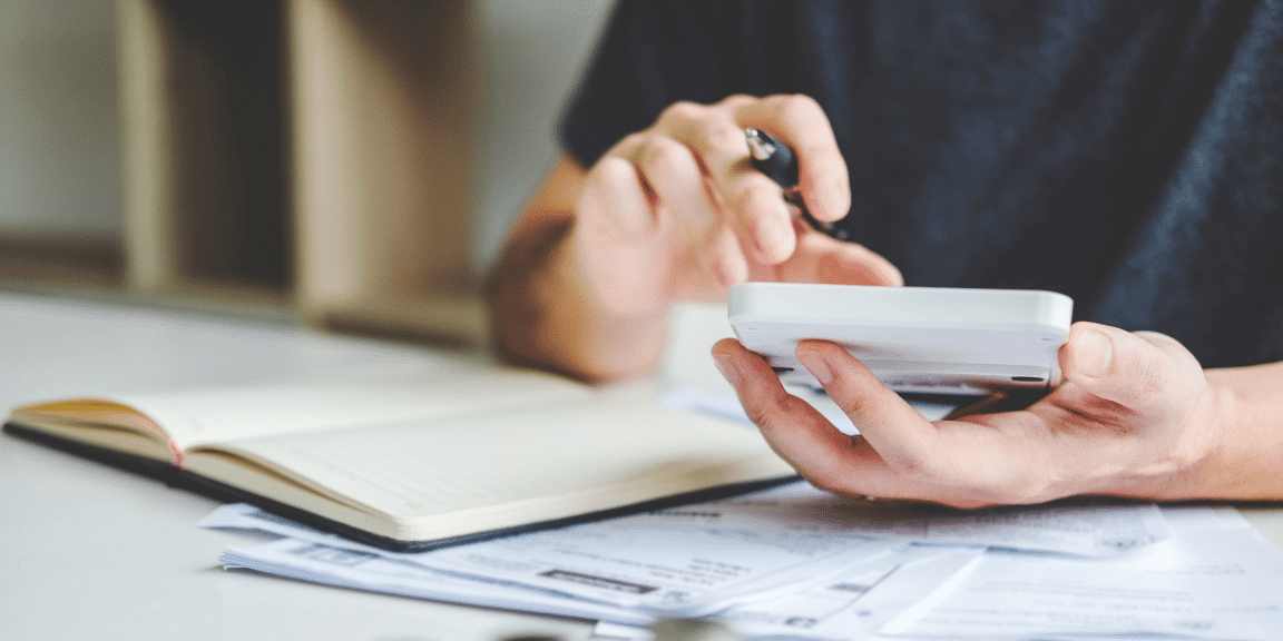Pessoa empreendedora está calculando o capital de giro para empresas de serviços.